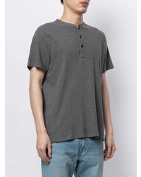 dunkelgraues T-shirt mit einer Knopfleiste von rag & bone