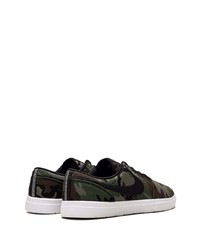 dunkelgrüne Camouflage niedrige Sneakers von Nike