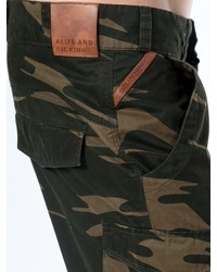 dunkelgrüne Camouflage Shorts von Alife and Kickin