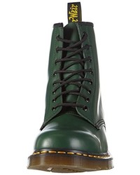 dunkelgrüne flache Stiefel mit einer Schnürung von Dr. Martens