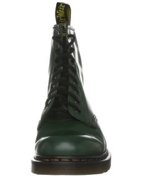 dunkelgrüne flache Stiefel mit einer Schnürung von Dr. Martens