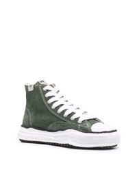 dunkelgrüne hohe Sneakers aus Wildleder von Maison Mihara Yasuhiro