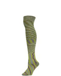 dunkelgrüne horizontal gestreifte hohe Socken