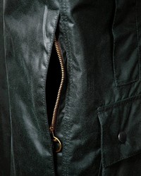 dunkelgrüne Jacke mit einer Kentkragen und Knöpfen von Barbour