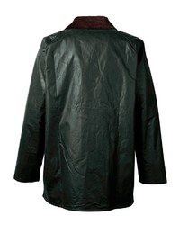 dunkelgrüne Jacke mit einer Kentkragen und Knöpfen von Barbour