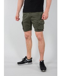 dunkelgrüne Shorts von Alpha Industries