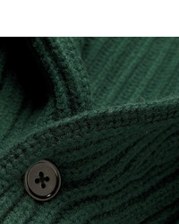 dunkelgrüne Strickjacke mit einem Schalkragen