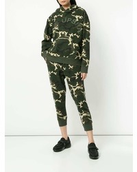 dunkelgrüner Camouflage Pullover mit einer Kapuze von The Upside