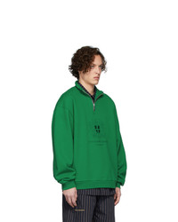 dunkelgrüner Pullover mit einem Reißverschluss am Kragen von Han Kjobenhavn