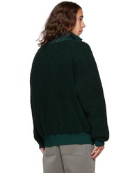 dunkelgrüner Pullover mit einem Reißverschluss am Kragen von Jacquemus