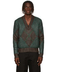dunkelgrüner Pullover mit einem V-Ausschnitt mit Argyle-Muster