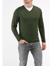 dunkelgrüner Pullover mit einem V-Ausschnitt von MAERZ Muenchen