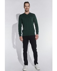dunkelgrüner Pullover mit einem V-Ausschnitt von SteffenKlein