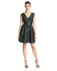 dunkelgrünes ausgestelltes Kleid aus Spitze
