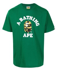 dunkelgrünes bedrucktes T-Shirt mit einem Rundhalsausschnitt von A Bathing Ape