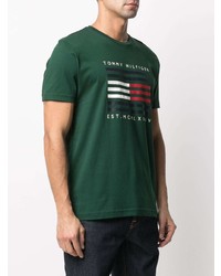dunkelgrünes bedrucktes T-Shirt mit einem Rundhalsausschnitt von Tommy Hilfiger