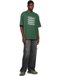 dunkelgrünes bedrucktes T-Shirt mit einem Rundhalsausschnitt von We11done