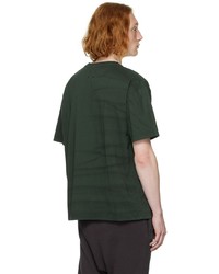 dunkelgrünes bedrucktes T-Shirt mit einem Rundhalsausschnitt von FREI-MUT