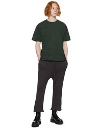 dunkelgrünes bedrucktes T-Shirt mit einem Rundhalsausschnitt von FREI-MUT