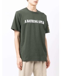 dunkelgrünes bedrucktes T-Shirt mit einem Rundhalsausschnitt von A Bathing Ape