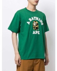 dunkelgrünes bedrucktes T-Shirt mit einem Rundhalsausschnitt von A Bathing Ape