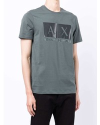 dunkelgrünes bedrucktes T-Shirt mit einem Rundhalsausschnitt von Armani Exchange