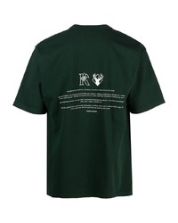 dunkelgrünes bedrucktes T-Shirt mit einem Rundhalsausschnitt von Reese Cooper® 