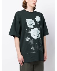 dunkelgrünes T-Shirt mit einem Rundhalsausschnitt mit Blumenmuster von Oamc
