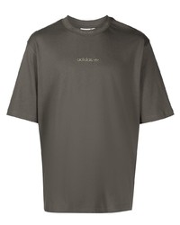 dunkelgrünes T-Shirt mit einem Rundhalsausschnitt von adidas