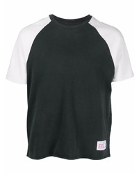 dunkelgrünes T-Shirt mit einem Rundhalsausschnitt von ERL