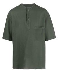 dunkelgrünes T-shirt mit einer Knopfleiste von Costumein