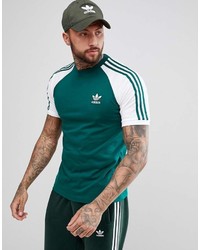 dunkelgrünes vertikal gestreiftes T-Shirt mit einem Rundhalsausschnitt von adidas