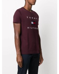 dunkellila bedrucktes T-Shirt mit einem Rundhalsausschnitt von Tommy Hilfiger