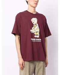 dunkellila bedrucktes T-Shirt mit einem Rundhalsausschnitt von MARKET