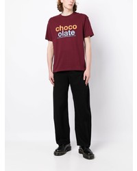 dunkellila bedrucktes T-Shirt mit einem Rundhalsausschnitt von Chocoolate
