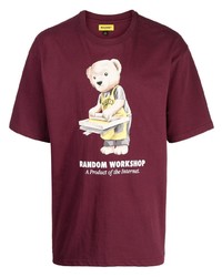 dunkellila bedrucktes T-Shirt mit einem Rundhalsausschnitt von MARKET