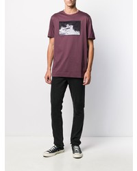 dunkellila bedrucktes T-Shirt mit einem Rundhalsausschnitt von Limitato