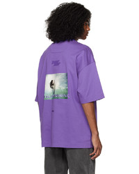 dunkellila bedrucktes T-Shirt mit einem Rundhalsausschnitt von Juun.J