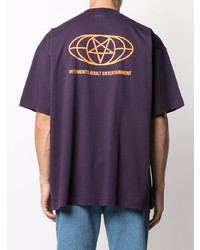 dunkellila bedrucktes T-Shirt mit einem Rundhalsausschnitt von Vetements