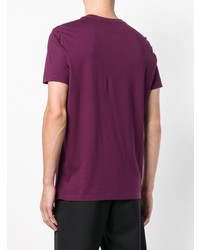 dunkellila bedrucktes T-Shirt mit einem Rundhalsausschnitt von CP Company