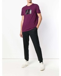 dunkellila bedrucktes T-Shirt mit einem Rundhalsausschnitt von CP Company