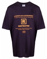dunkellila bedrucktes T-Shirt mit einem Rundhalsausschnitt von Vetements