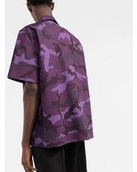 dunkellila Camouflage Kurzarmhemd von Valentino