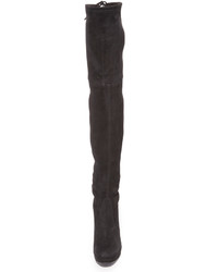 dunkellila Overknee Stiefel aus Wildleder von Stuart Weitzman