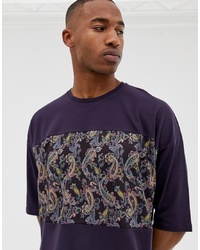 dunkellila T-Shirt mit einem Rundhalsausschnitt mit Paisley-Muster