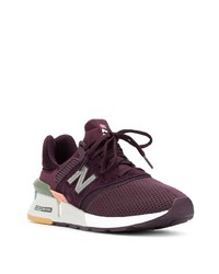 dunkelrote bedruckte Sportschuhe von New Balance