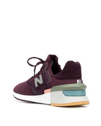 dunkelrote bedruckte Sportschuhe von New Balance