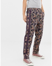dunkelrote Chinohose mit Paisley-Muster