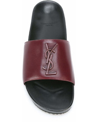 dunkelrote flache Sandalen aus Leder von Saint Laurent