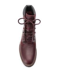 dunkelrote flache Stiefel mit einer Schnürung aus Leder von Timberland